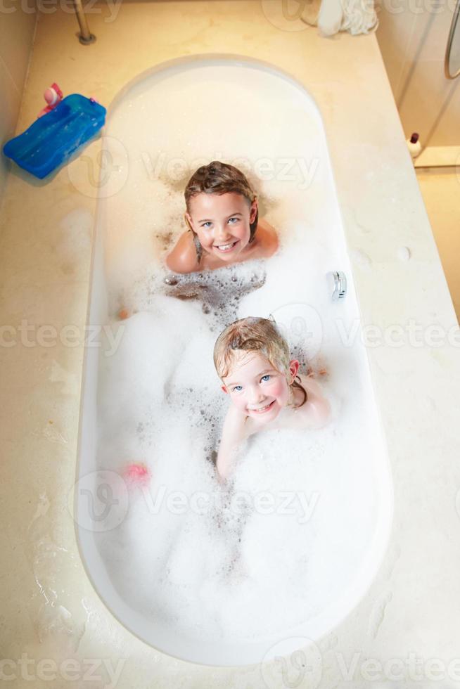Draufsicht auf zwei Mädchen im Bad foto