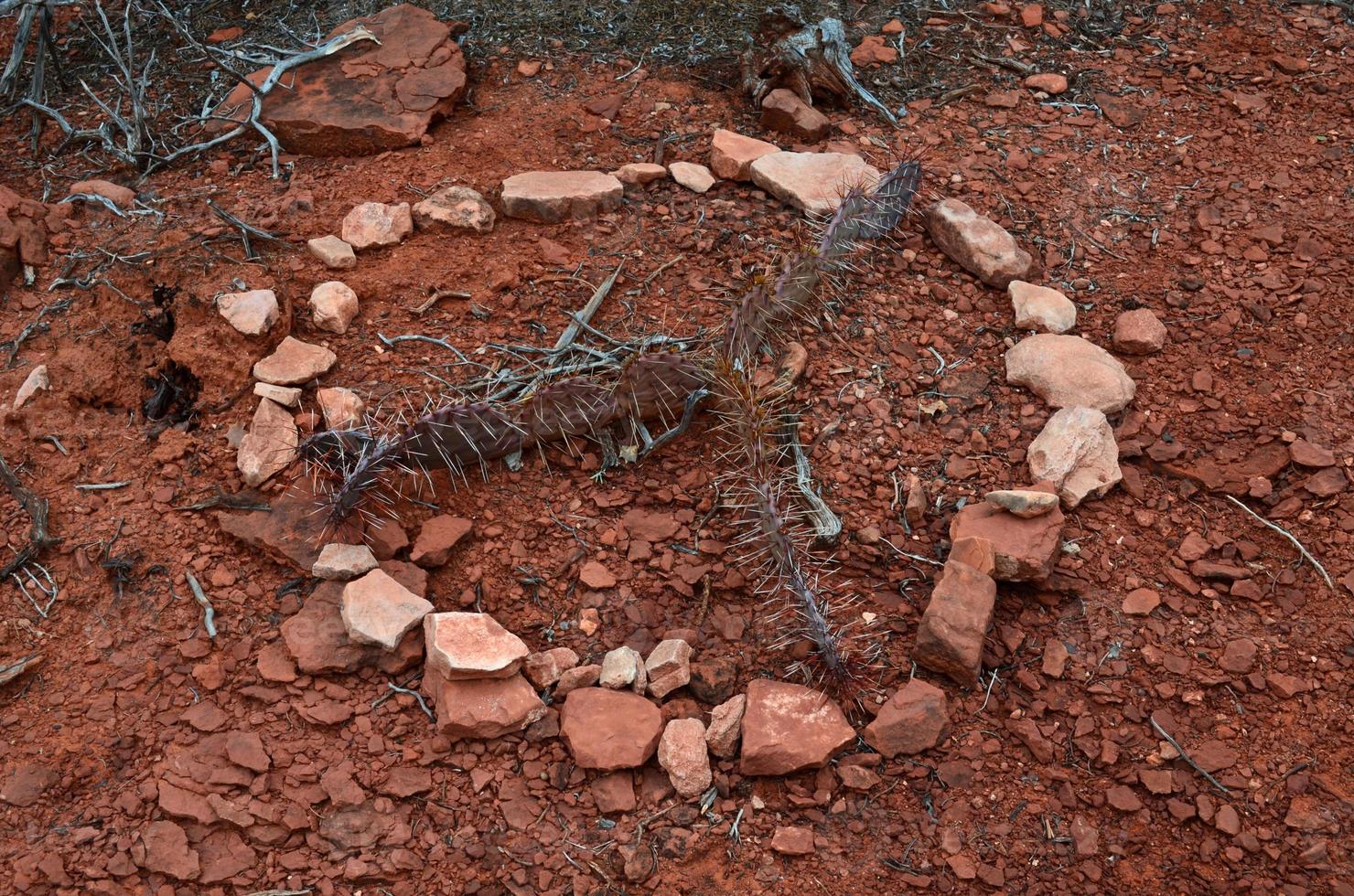 Peace-Zeichen in der Wüste von Sedona, Arizona foto