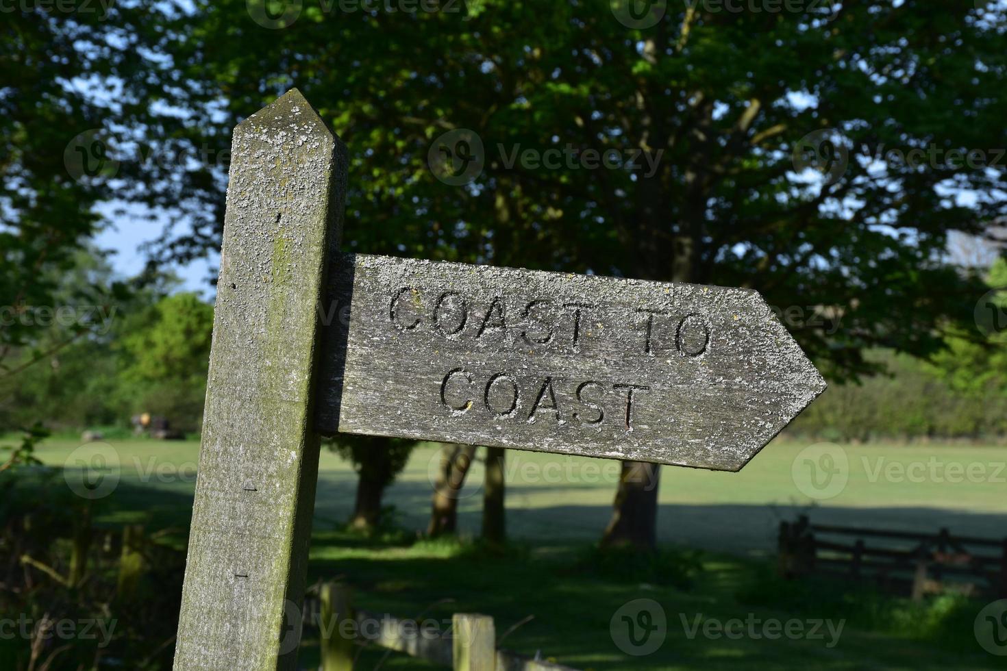 Schild, das Wanderern von Küste zu Küste den Weg weist foto