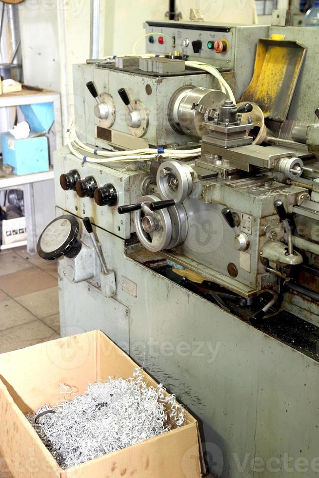 alte Metalldrehmaschine aus dem letzten Jahrhundert foto