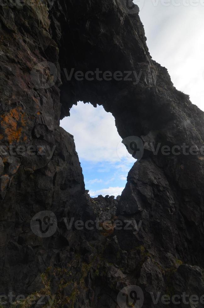 Fenster durch eine Felsformation in Island foto