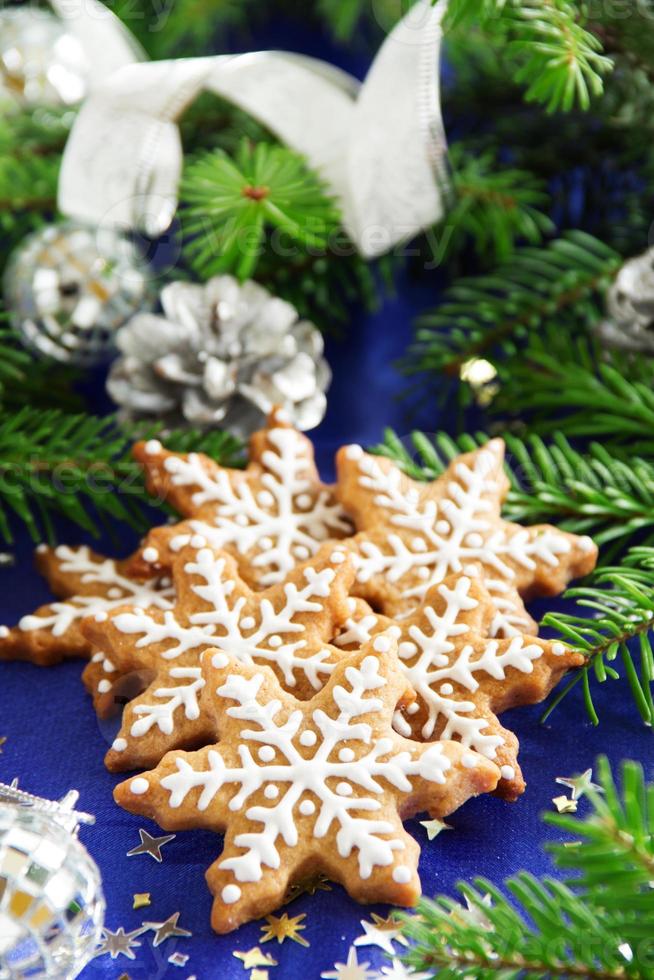 Weihnachts-Lebkuchen-Keks in Form einer Schneeflocke. foto