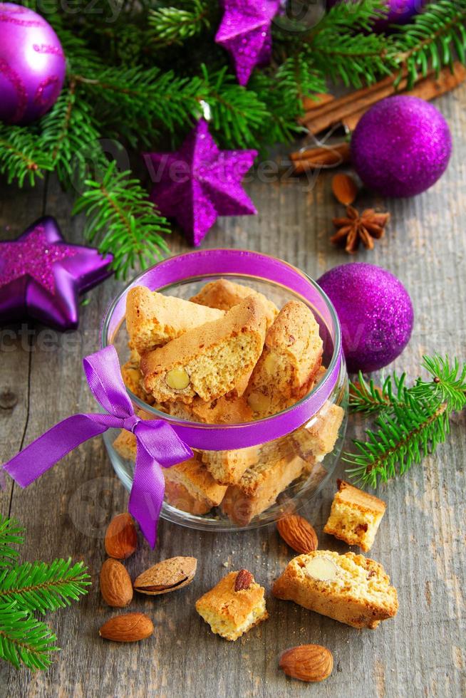italienische Biscotti-Kekse auf Neujahrstisch. foto
