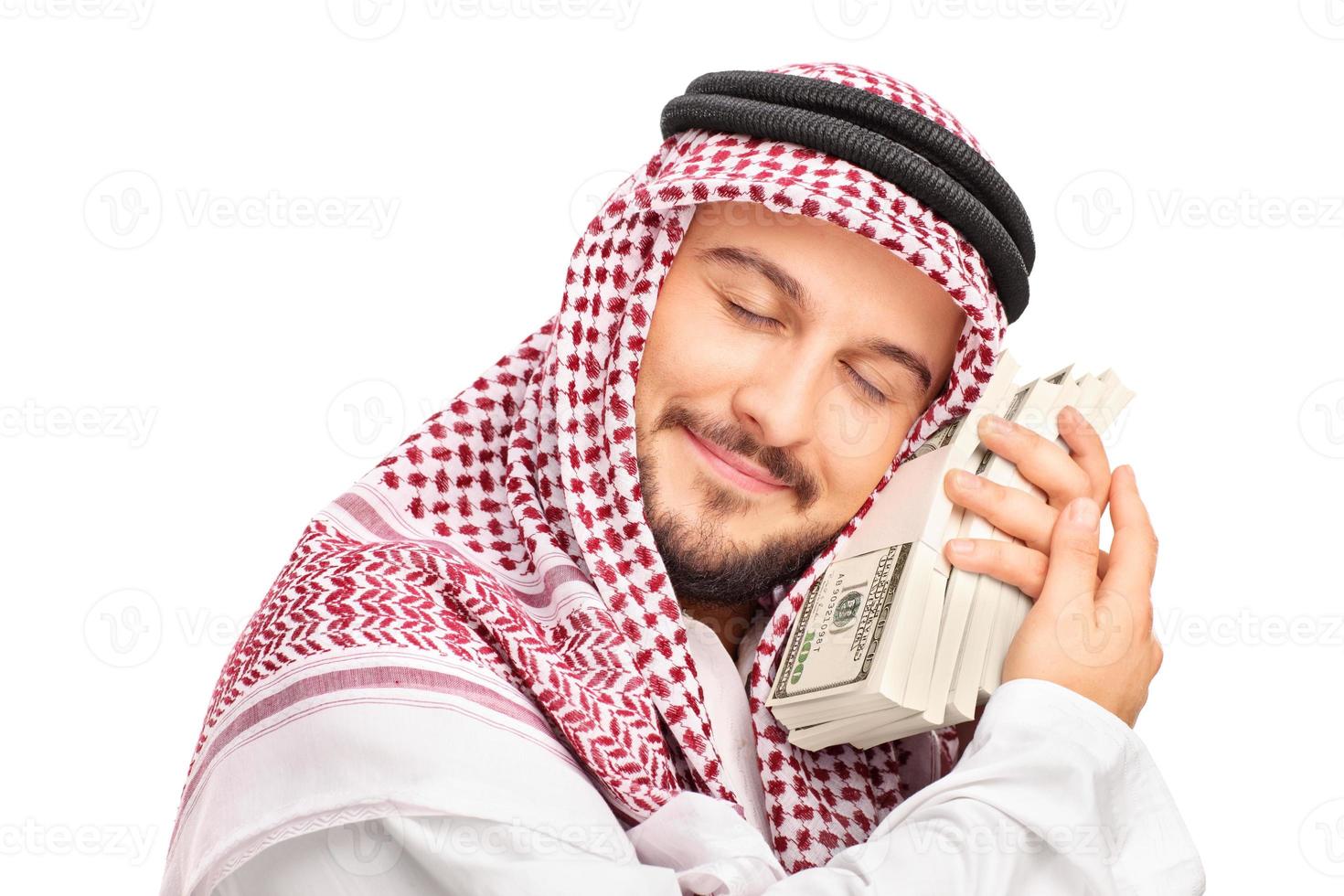 junge männliche arabische Person, die auf Geld schläft foto