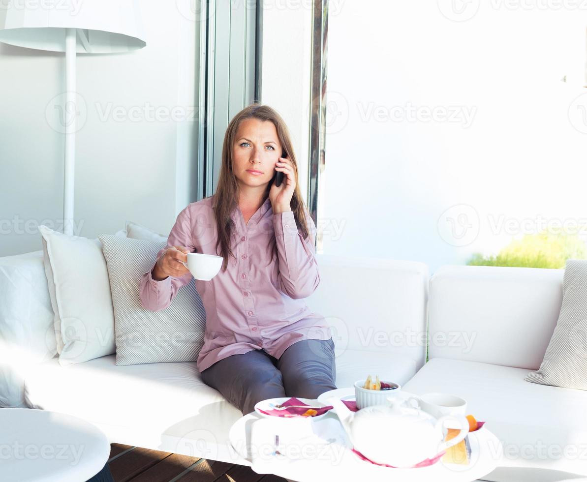 Geschäftsfrau telefoniert in einem Café foto