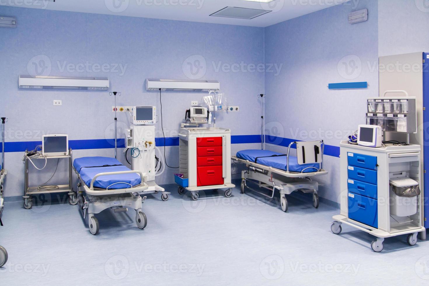 blau bedeckte Krankenhausbetten foto