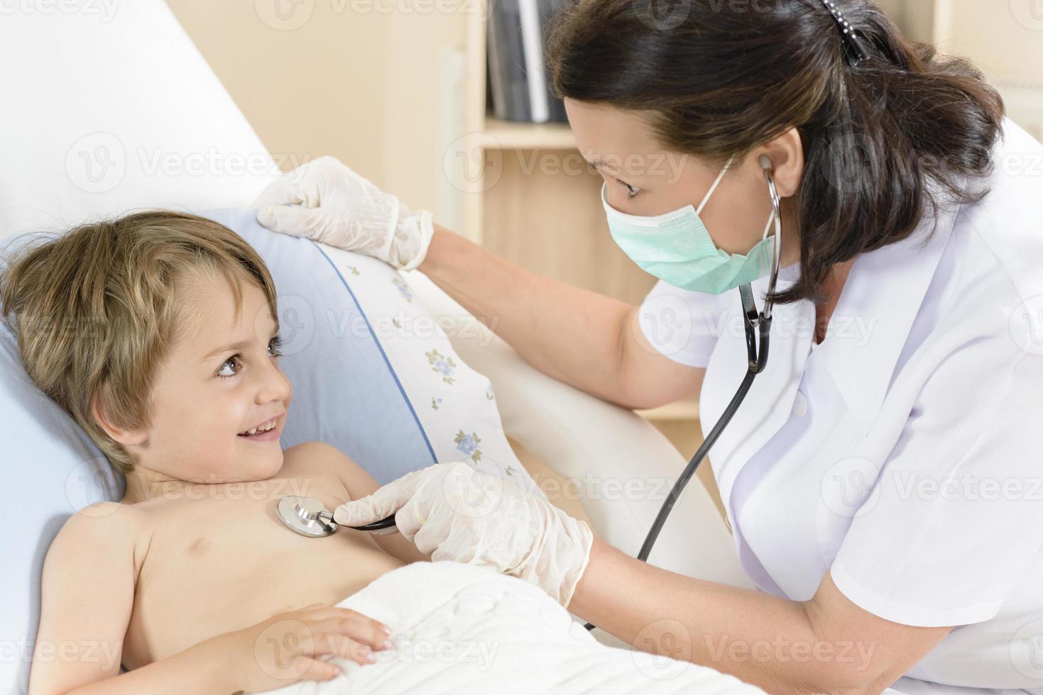 Arzt konsultiert einen kleinen Jungen foto