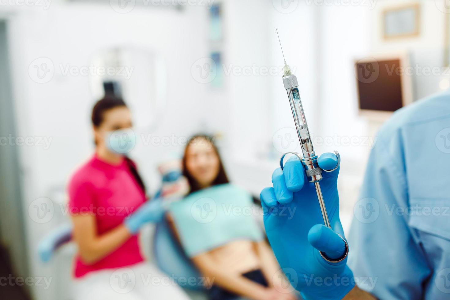 Zahnanästhesie vor dem Hintergrund des Patienten foto