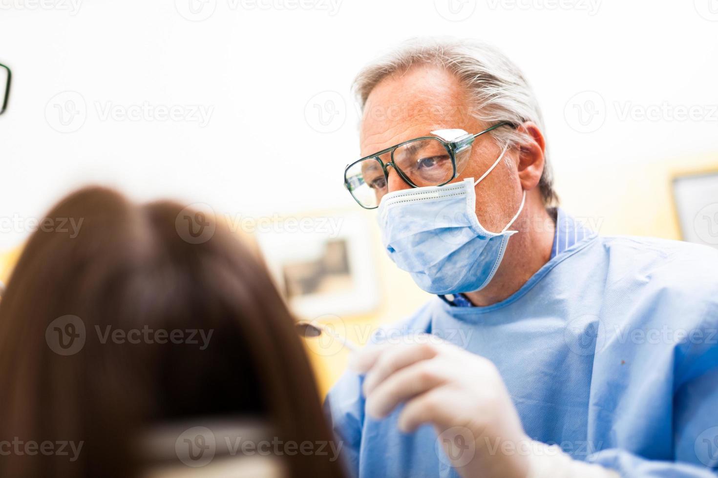 Zahnarzt macht eine Behandlung foto