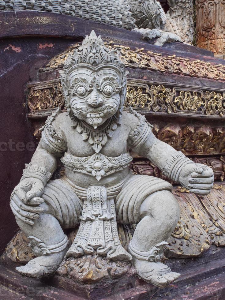 kleine riesige Skulptur im thailändischen Tempel foto