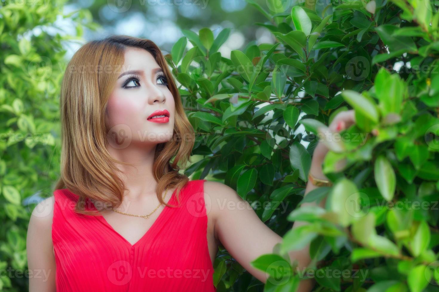 Porträt der jungen schönen blonden Frau im roten Kleid foto