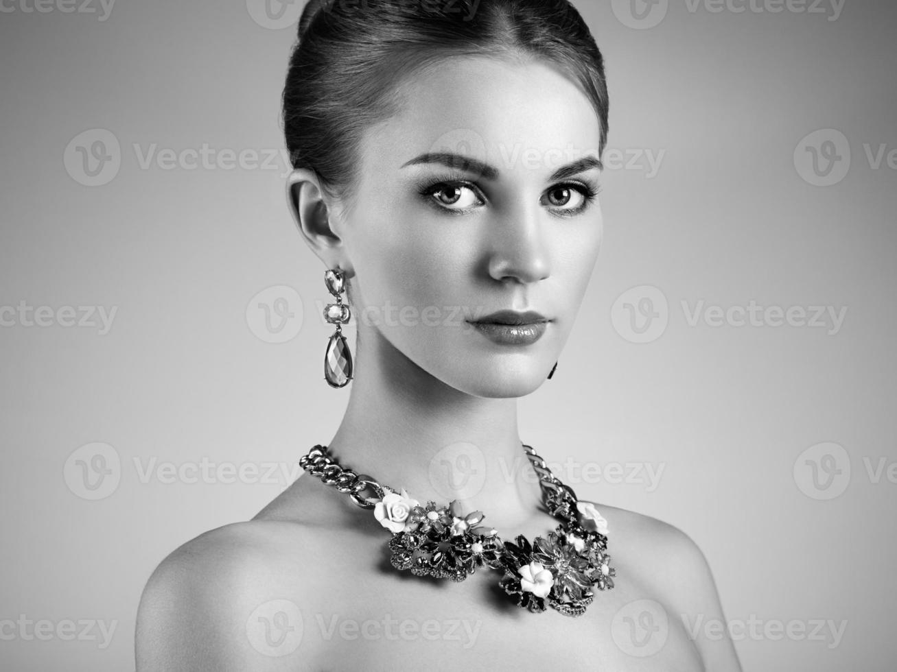 Porträt der schönen sinnlichen Frau mit eleganter Frisur foto