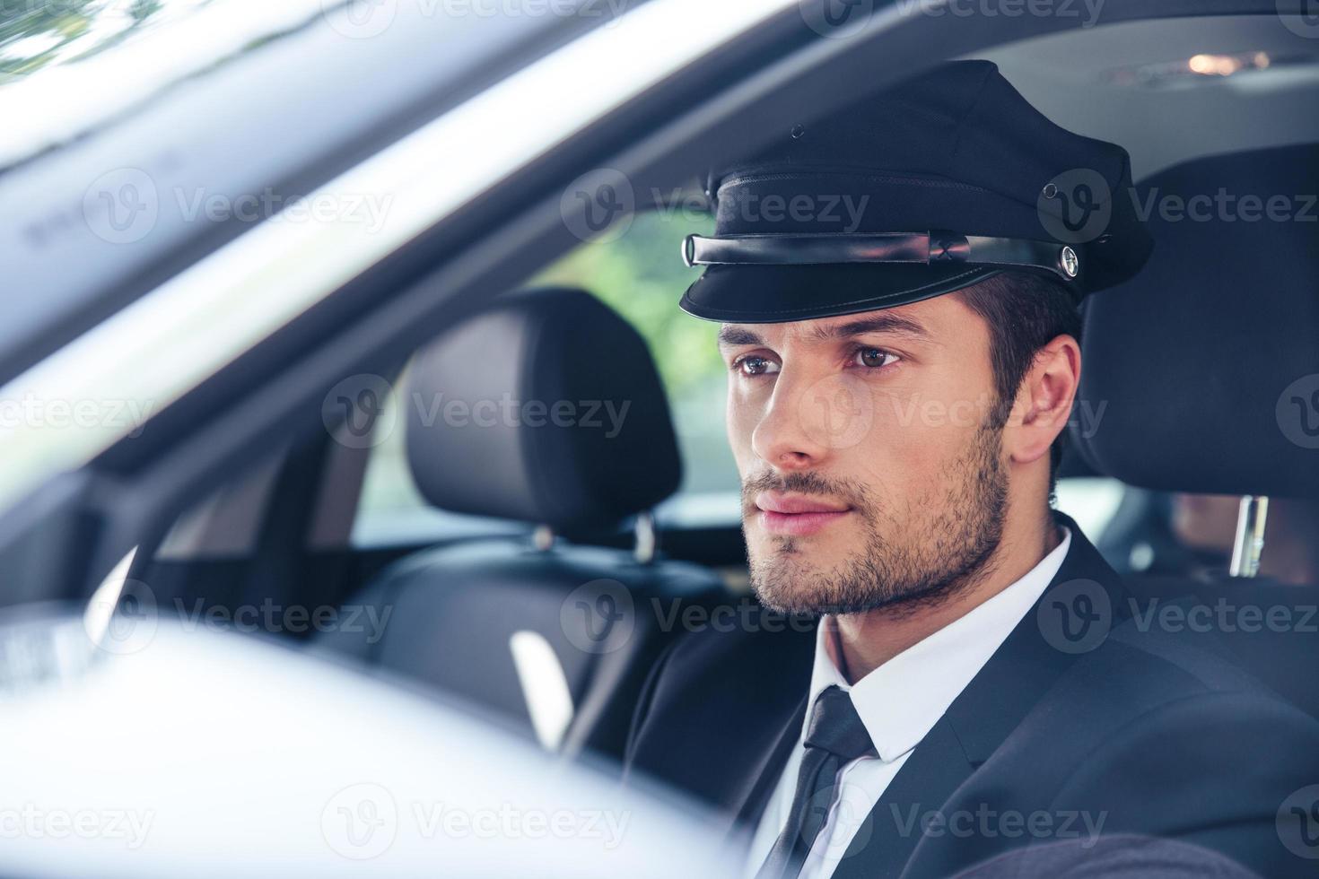 männlicher Chauffeur, der in einem Auto sitzt foto