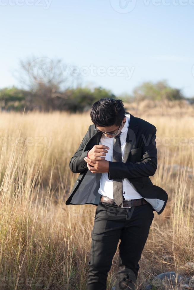 asiatischer Mann, der einen schwarzen Anzug trägt foto