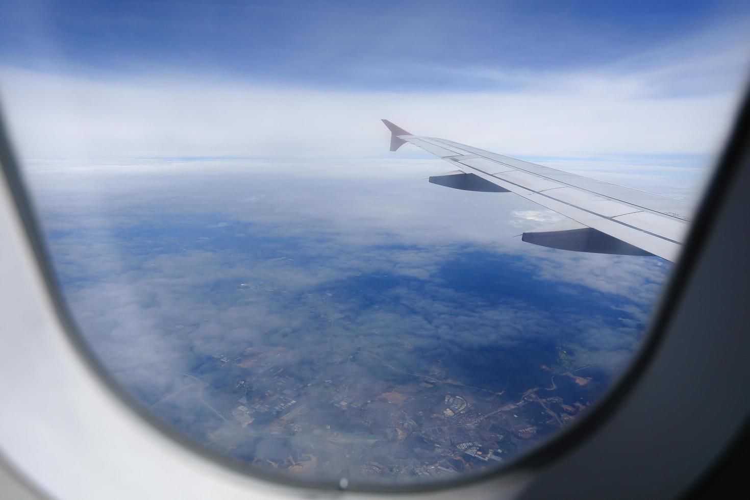 Blick durch Fensterflugzeuge foto