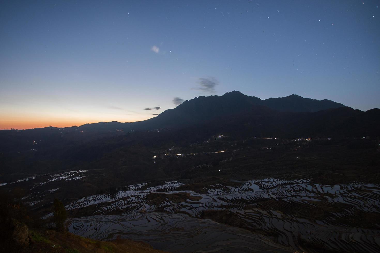 Blick auf die Reisterrassen von Yuan Yang mit Sonnenaufgang foto