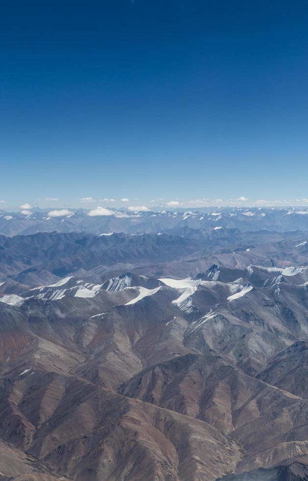 Himalaya-Berge unter Wolken foto