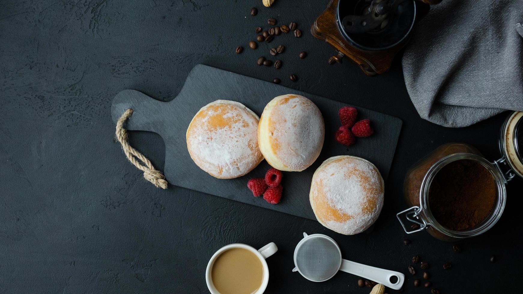 Donuts auf dunklem Hintergrund foto