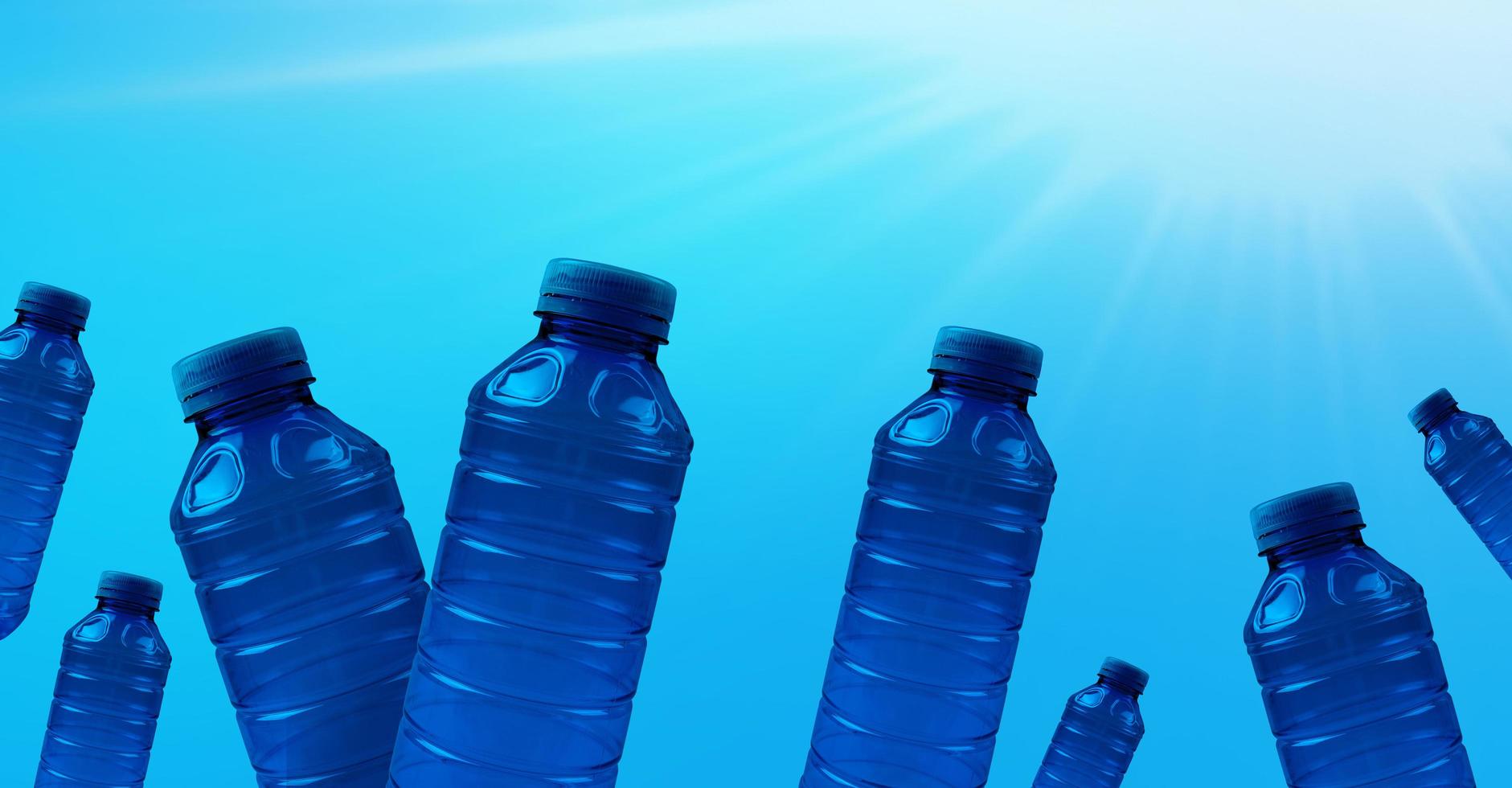 Plastikflaschen auf blauem Hintergrund. konzept des öko-banners und der sauberkeit der erde. foto