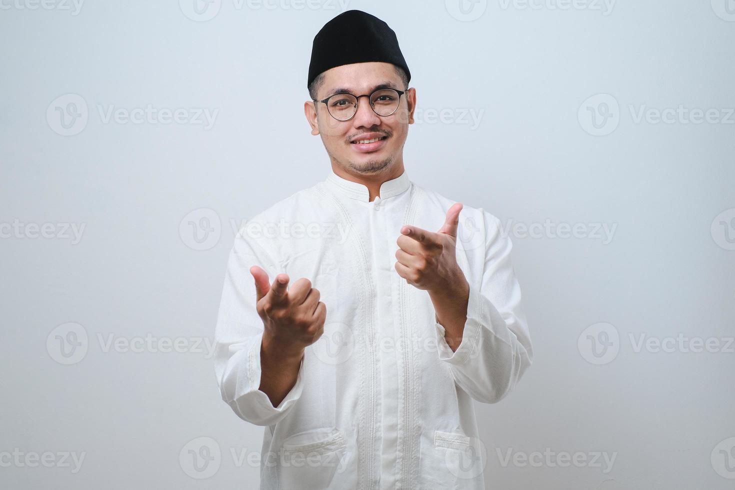 asiatischer muslimischer mann, der mit beiden fingern auf die kamera zeigt foto