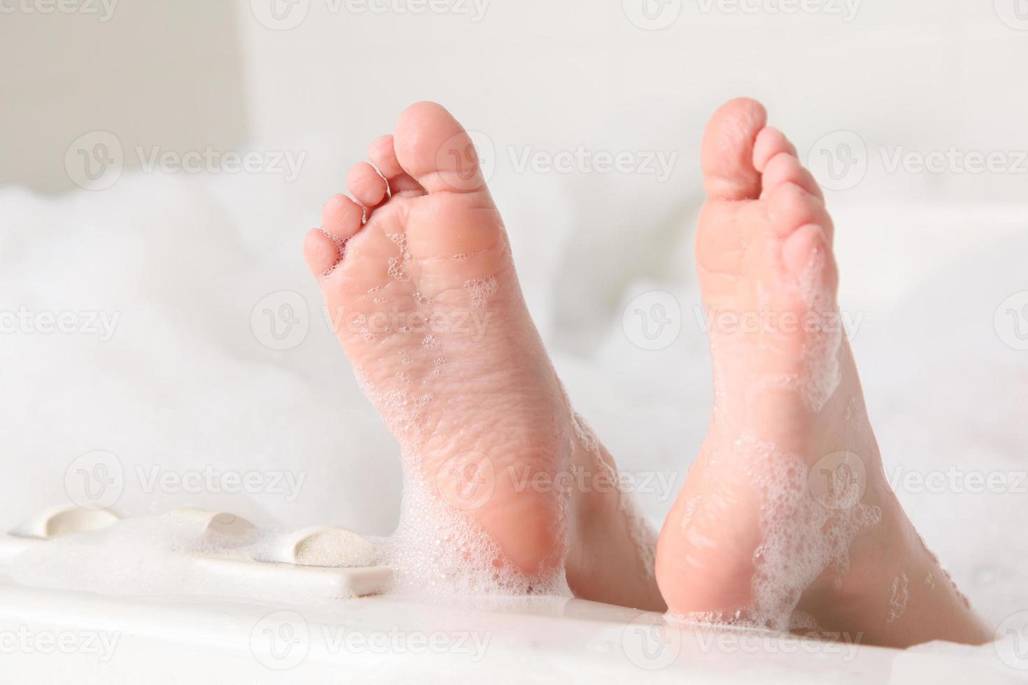 Nahaufnahme der Füße am Badewannenrand foto