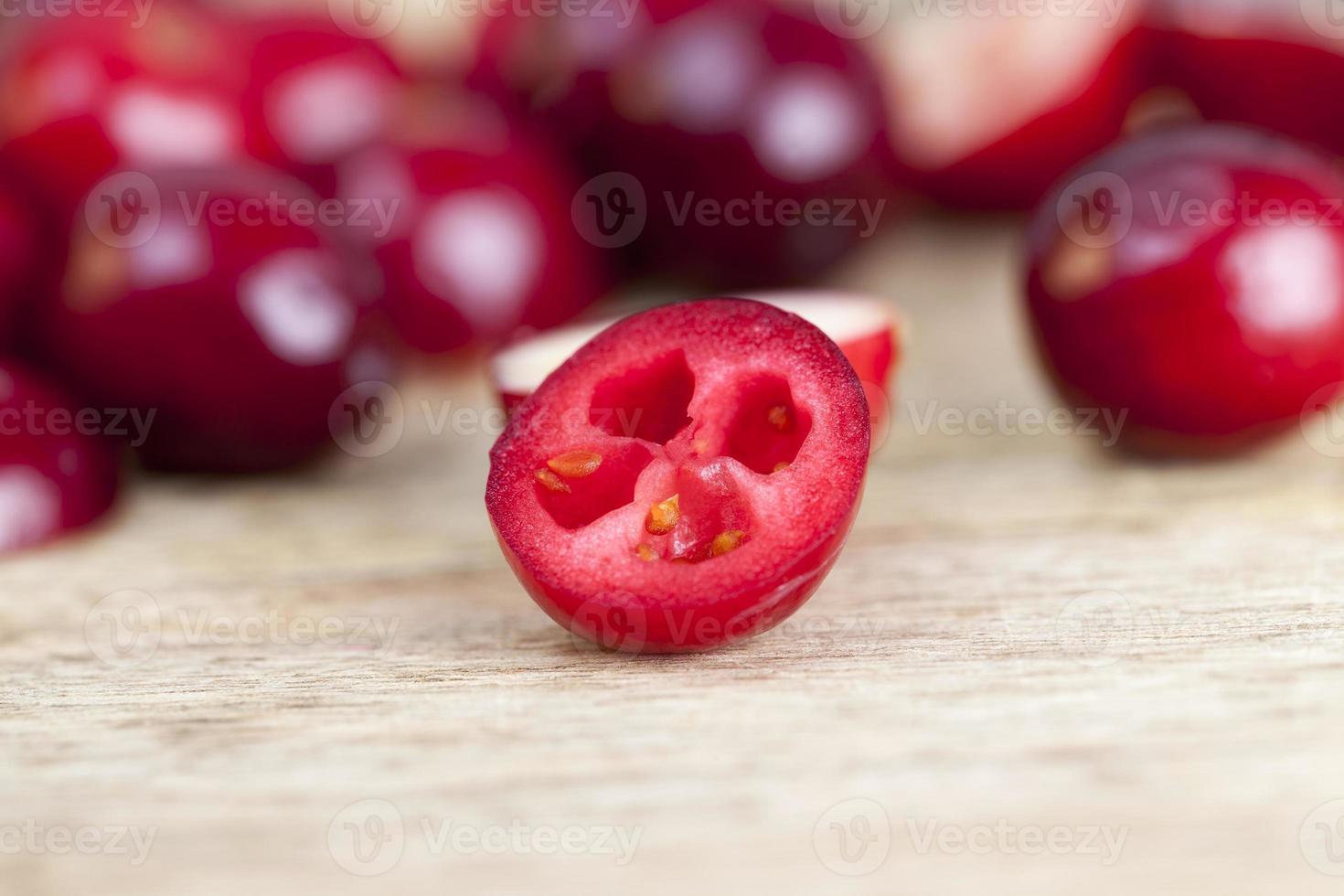 Reife große Preiselbeeren schneiden foto