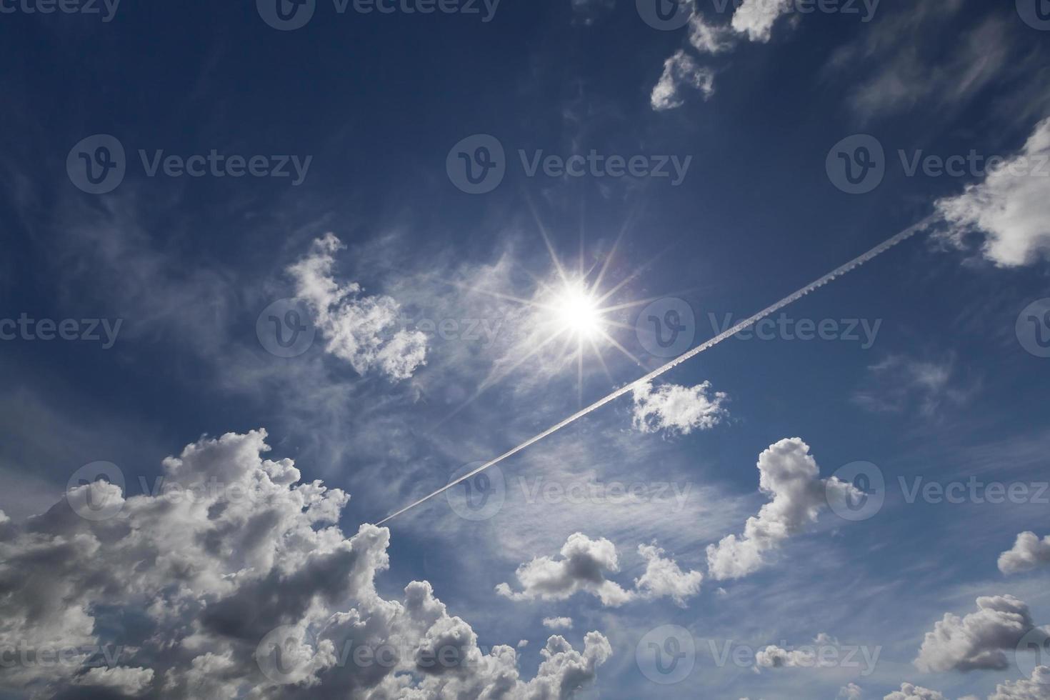 Wolken und Flugzeug foto