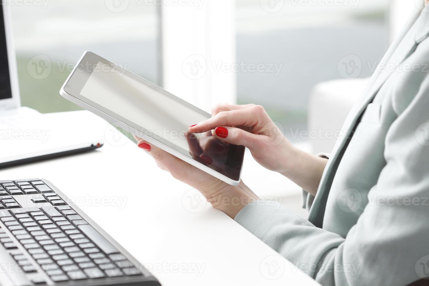 Geschäftsfrau arbeitet an digitalem Tablet. foto