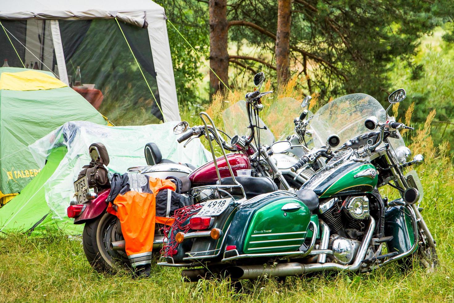 Sommer-Open-Air-Motorradfestival, Motorräder auf Naturhintergrund, Motocamping - 8. Juli 2015, Russland, Twer. foto