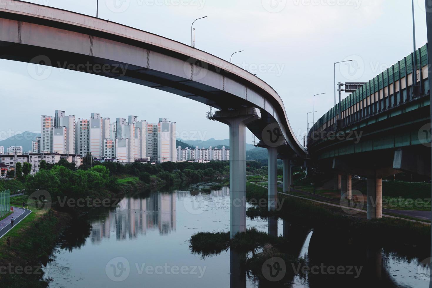 das stadtzentrum und die verkehrslandschaft von anyang, gyeonggi-do, korea foto