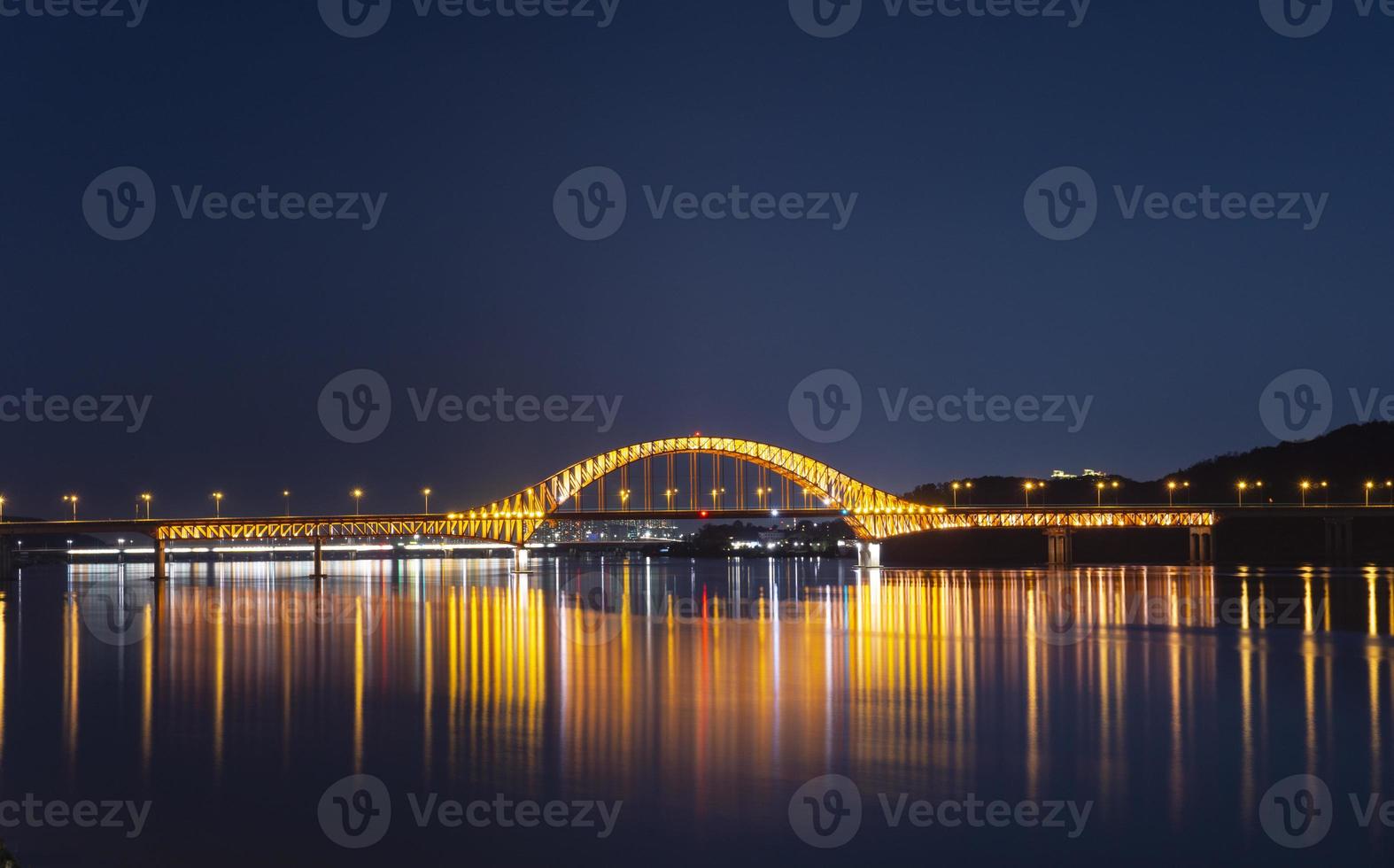 Die Brücke hat eine superlative Nachtansicht. foto