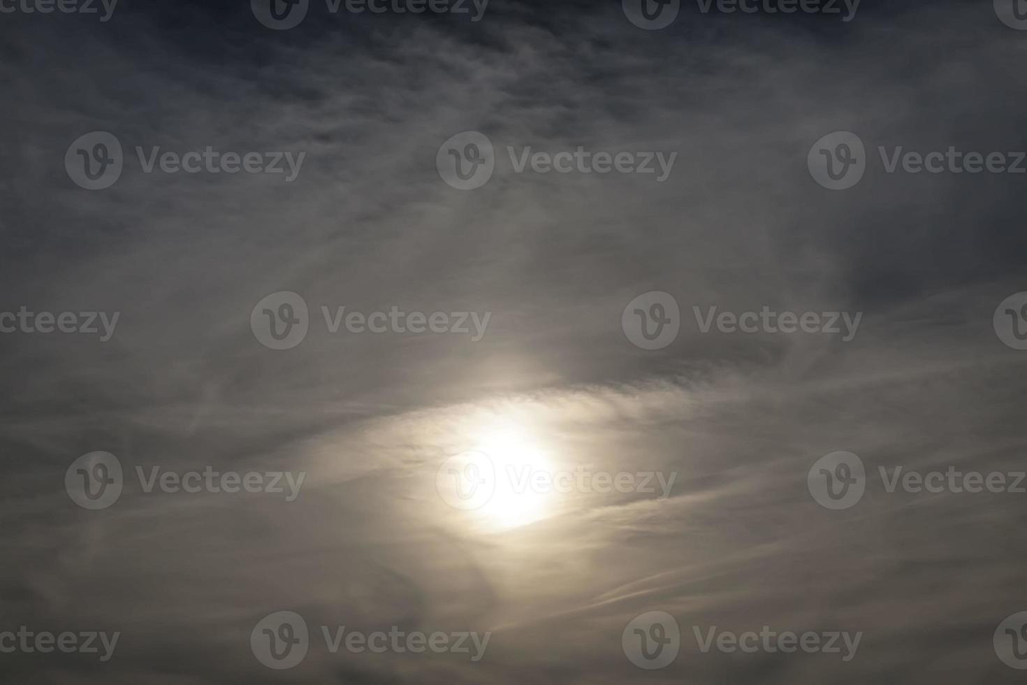 schöner bewölkter himmel während des sonnenuntergangs foto