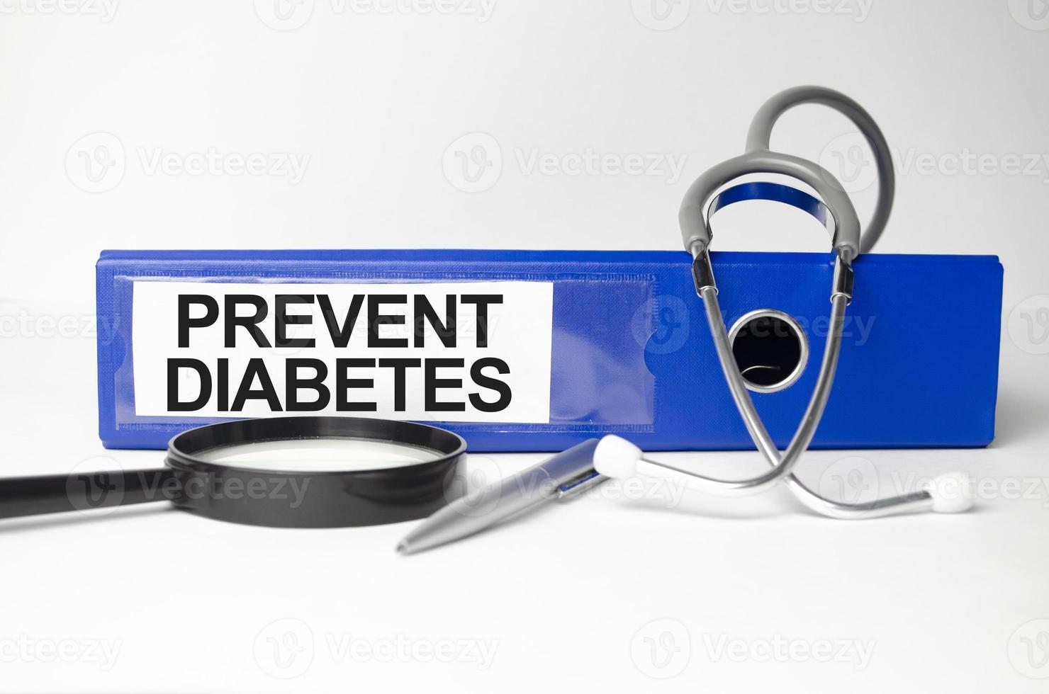 medizinisches konzept, verhindern diabetes. Stethoskop und Dateiordner auf weißem Hintergrund foto