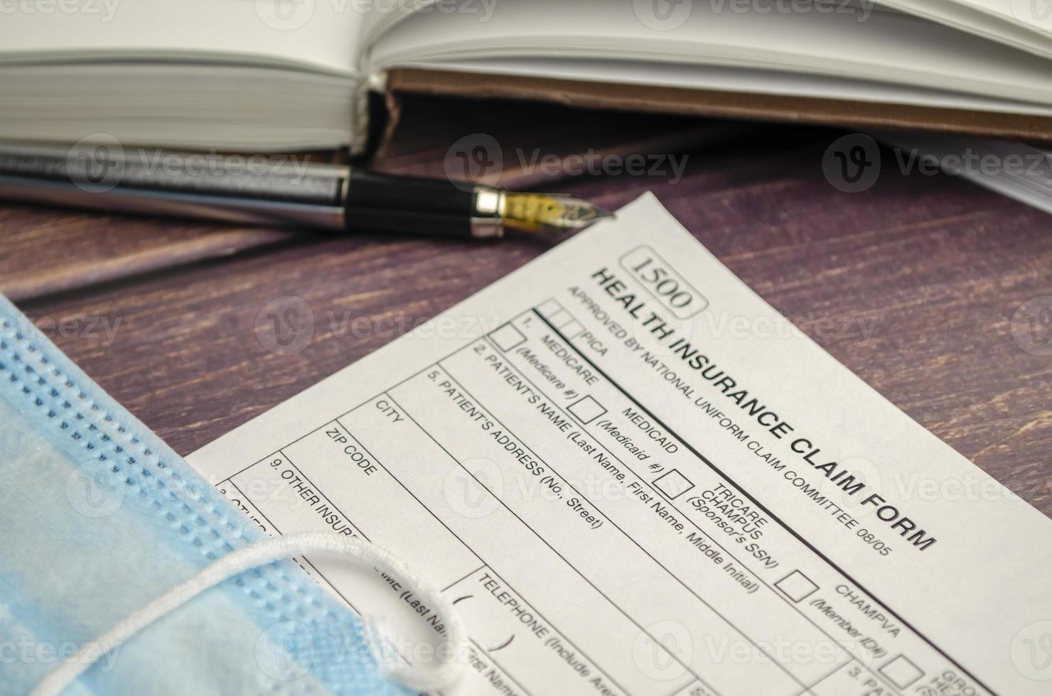 Krankenversicherungsformular, Papierkram und Fragebogen für Versicherungskonzepte foto