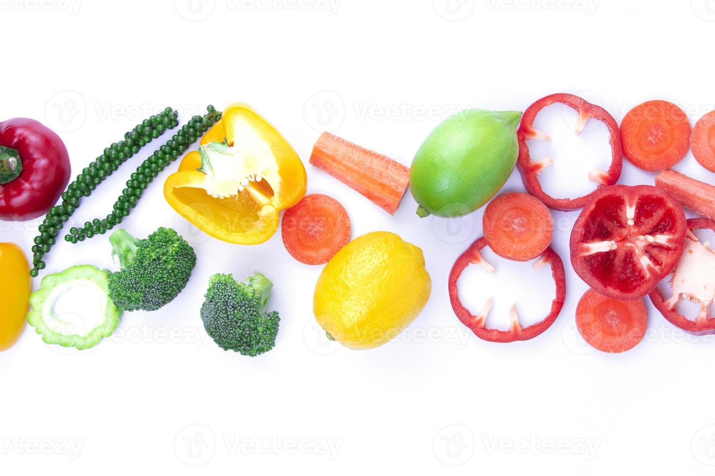 gesunde Früchte gemischt isoliert auf weißem Hintergrund mit Tempo für die Textbeschreibung, gesundes Essen auf dem mittleren Hintergrund verschiedener Früchte und Gemüse foto