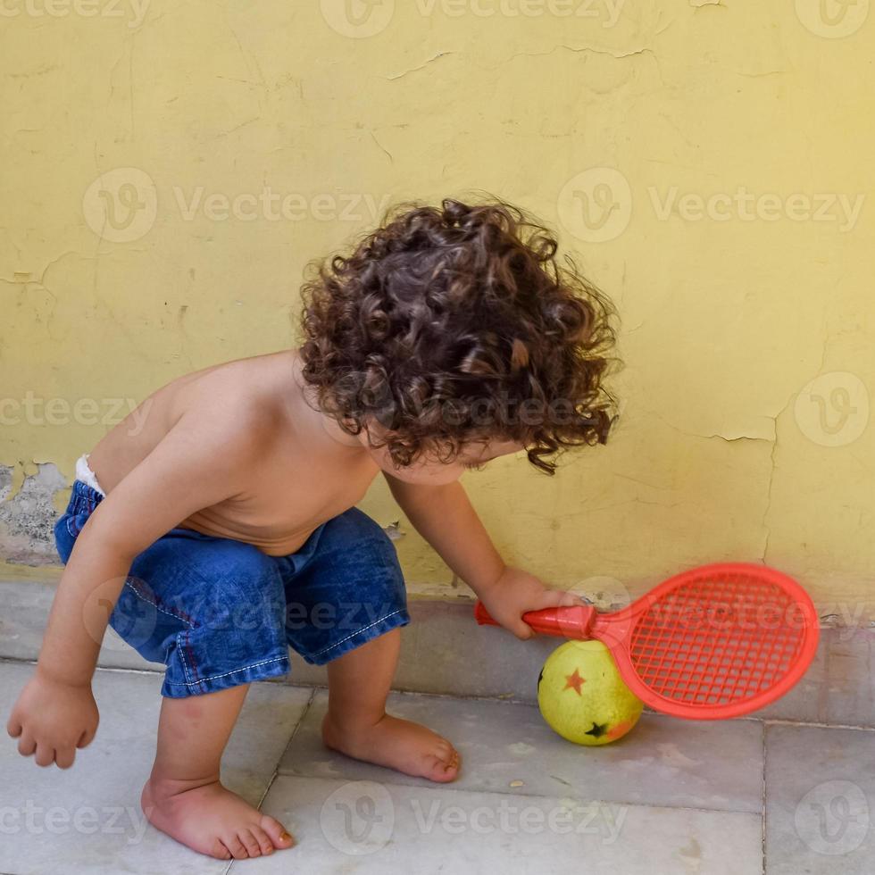 süßer kleiner Junge Shivaay auf dem heimischen Balkon im Sommer, süßes Fotoshooting für kleine Jungen bei Tageslicht, kleiner Junge genießt zu Hause während des Fotoshootings foto