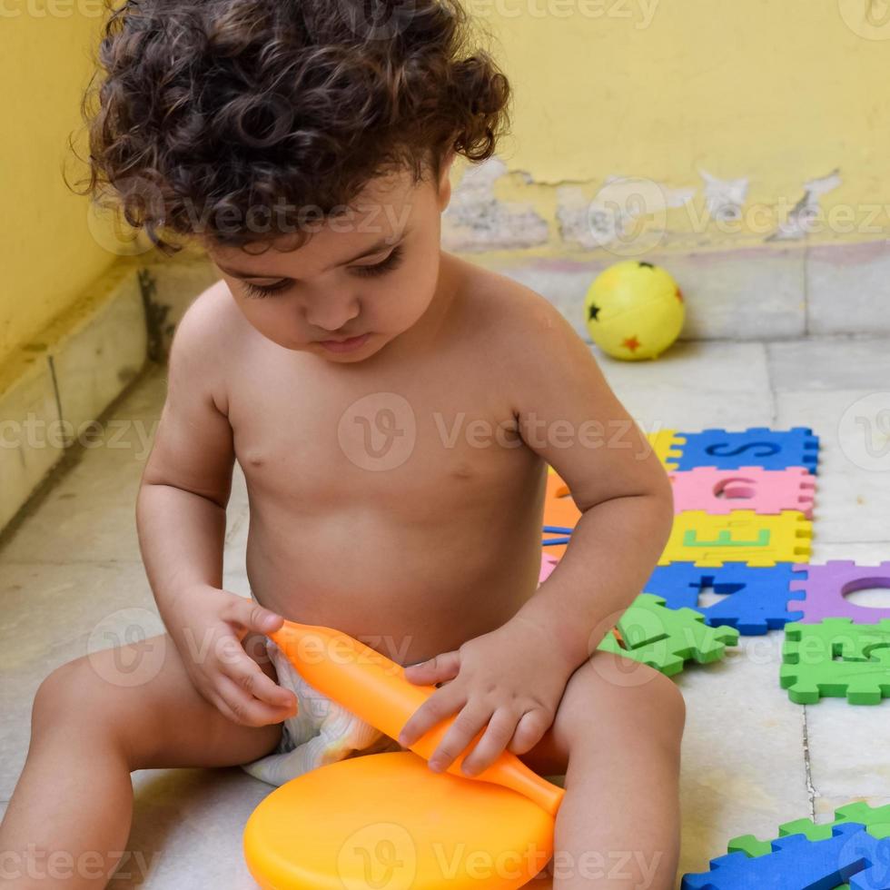 süßer kleiner Junge Shivaay auf dem heimischen Balkon im Sommer, süßes Fotoshooting für kleine Jungen bei Tageslicht, kleiner Junge genießt zu Hause während des Fotoshootings foto