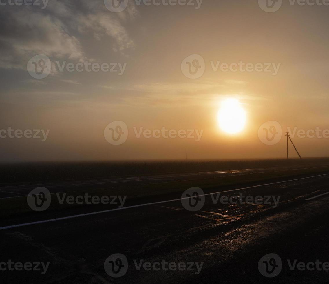 Asphaltstraße und Sonne foto