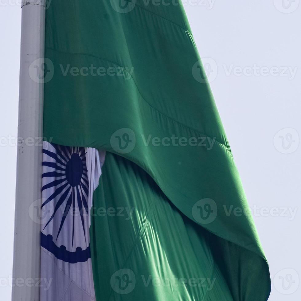 Indien-Flagge, die hoch am Connaught-Platz mit Stolz auf den blauen Himmel fliegt, Indien-Flagge flattert, indische Flagge am Unabhängigkeitstag und Tag der Republik Indien, Schuss nach oben, Schwenken der indischen Flagge, fliegende Indien-Flaggen foto