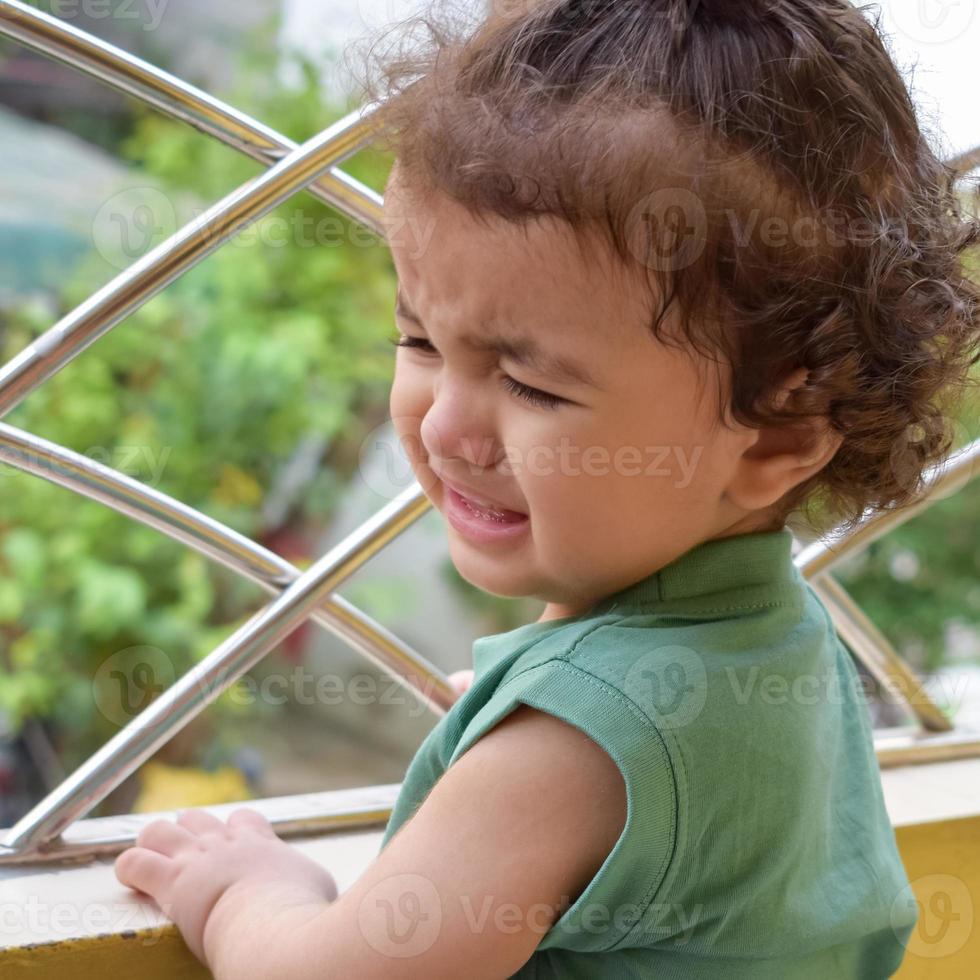 süßer kleiner Junge Shivaay auf dem heimischen Balkon im Sommer, süßes Fotoshooting für kleine Jungen bei Tageslicht, kleiner Junge genießt zu Hause während des Fotoshootings foto