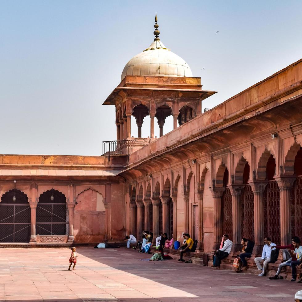 delhi, indien - 15. april 2022 - nicht identifizierte indische touristen besuchen jama masjid während der ramzan-saison in delhi 6, indien. Jama Masjid ist die größte und vielleicht prächtigste Moschee Indiens foto