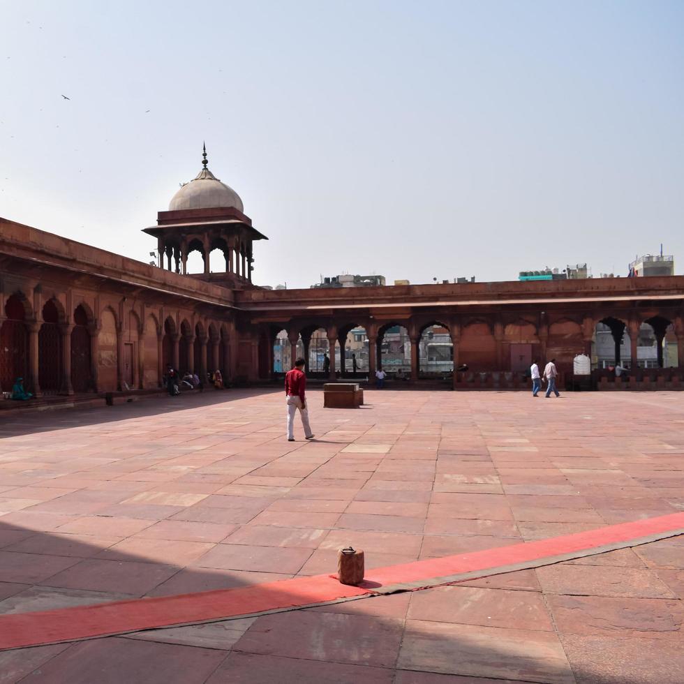 delhi, indien - 15. april 2022 - nicht identifizierte indische touristen besuchen jama masjid während der ramzan-saison in delhi 6, indien. Jama Masjid ist die größte und vielleicht prächtigste Moschee Indiens foto