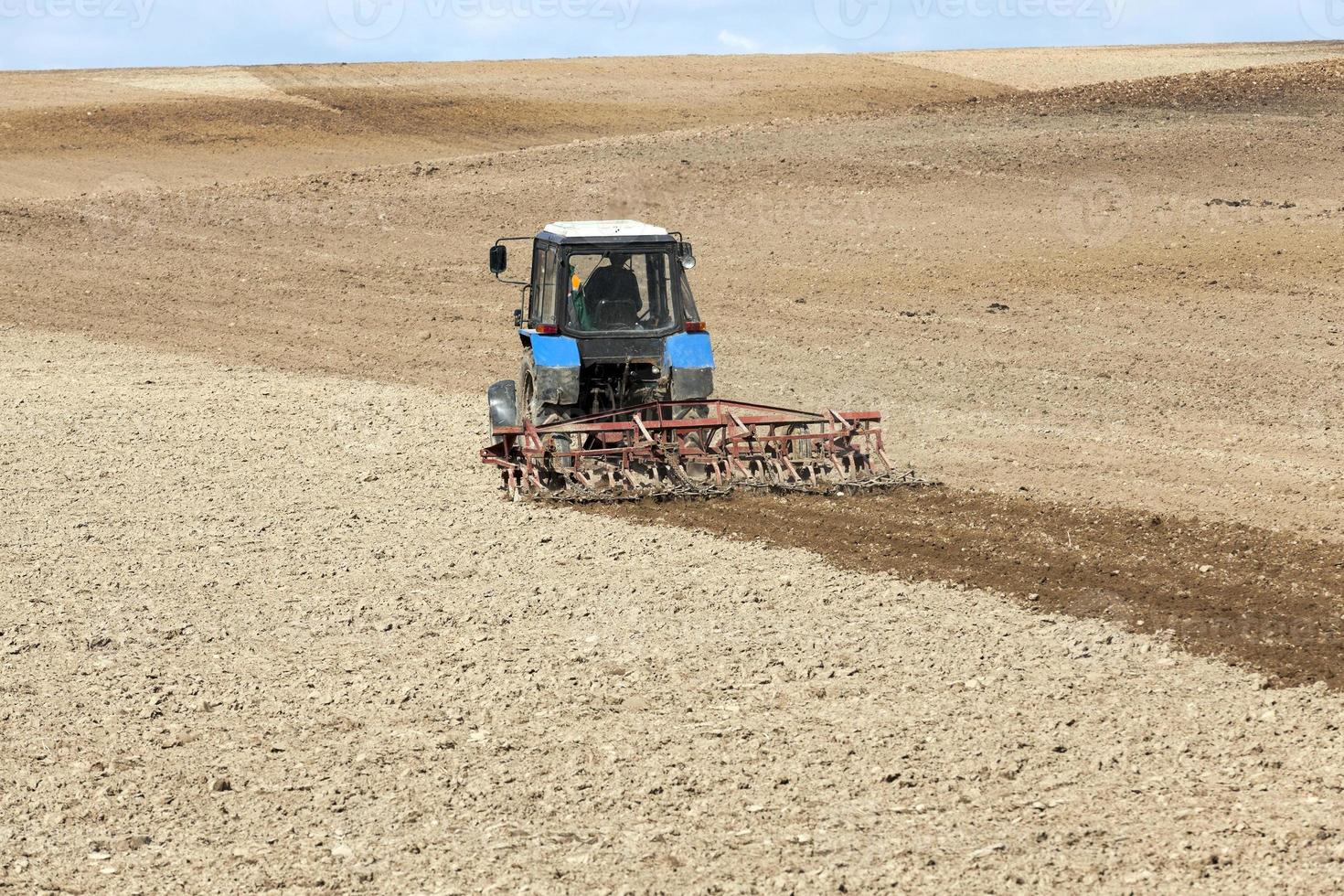 Traktor im Feld foto