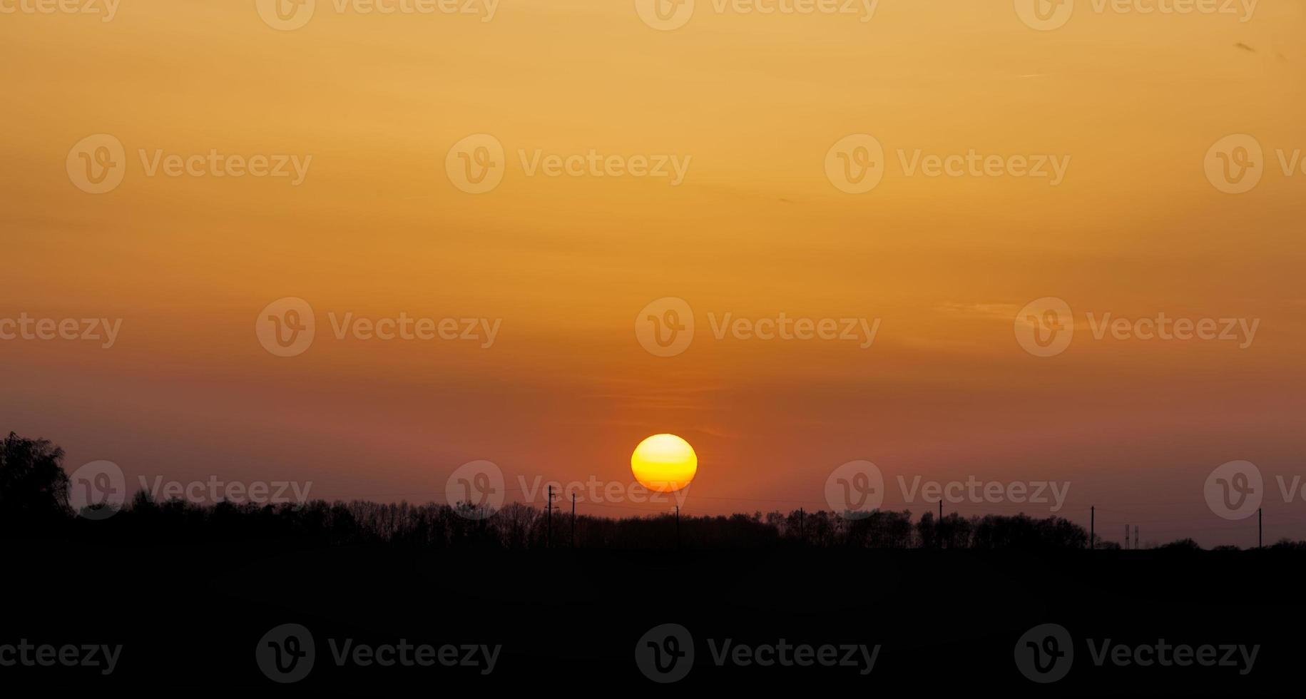 Landschaft während des Sonnenuntergangs oder der Morgendämmerung foto