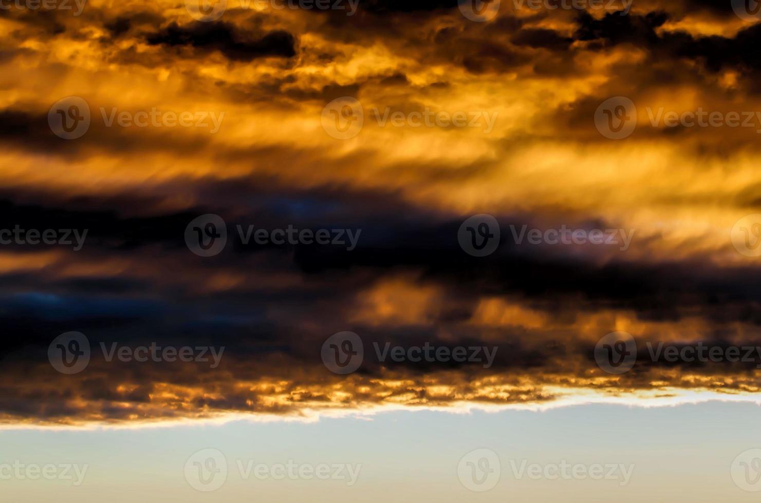 dunkle Wolken und heller sonnenbeschienener Himmel foto