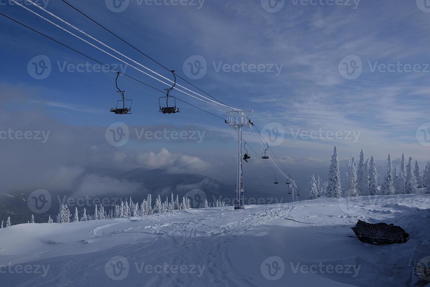 Sonniger Wintermorgen in den Bergen von Sheregesh auf der Skipiste foto