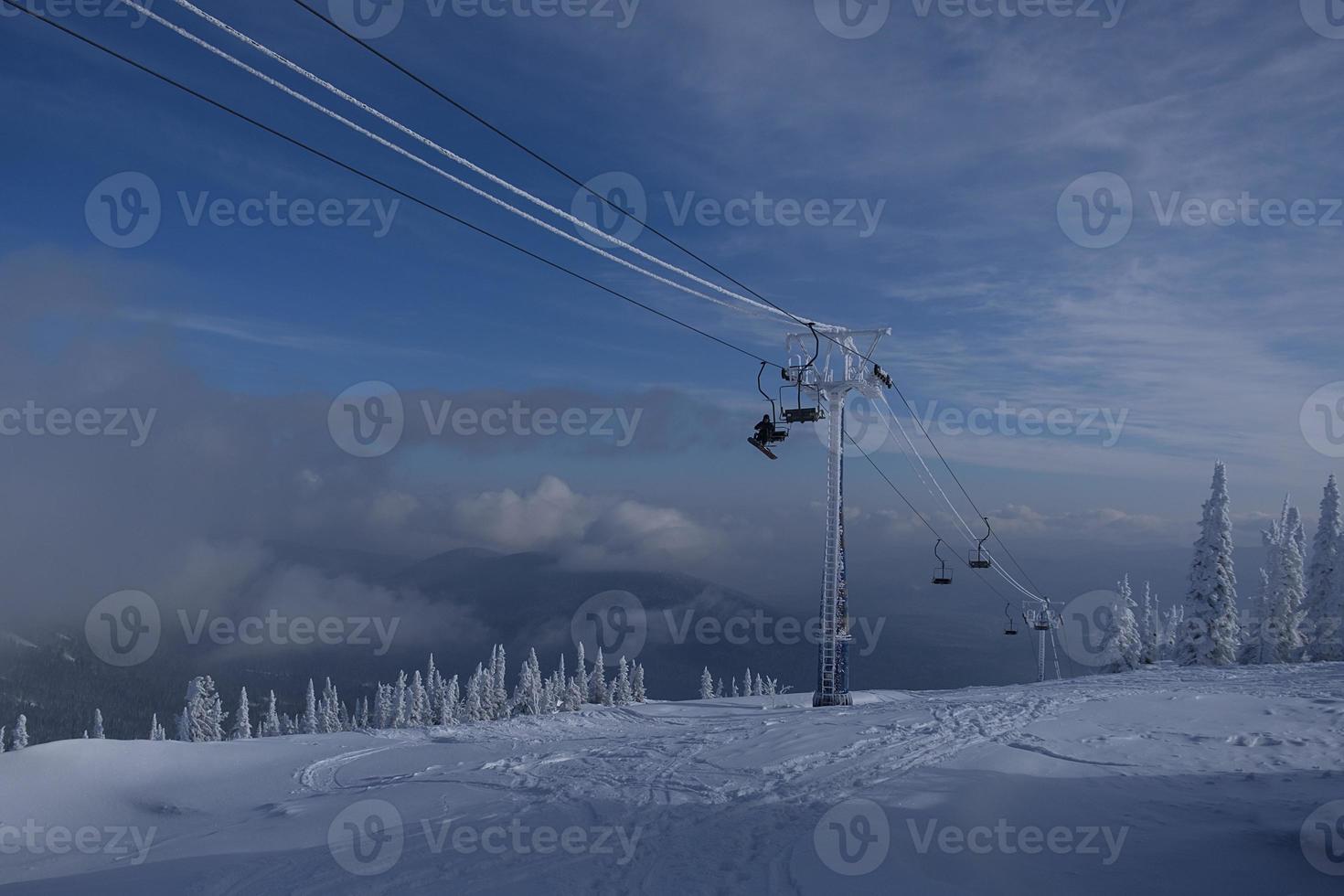 Sonniger Wintermorgen in den Bergen von Sheregesh auf der Skipiste foto