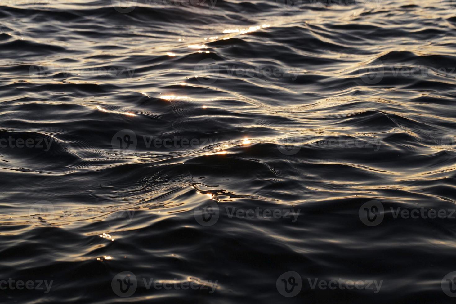 schwarze Wasseroberfläche foto