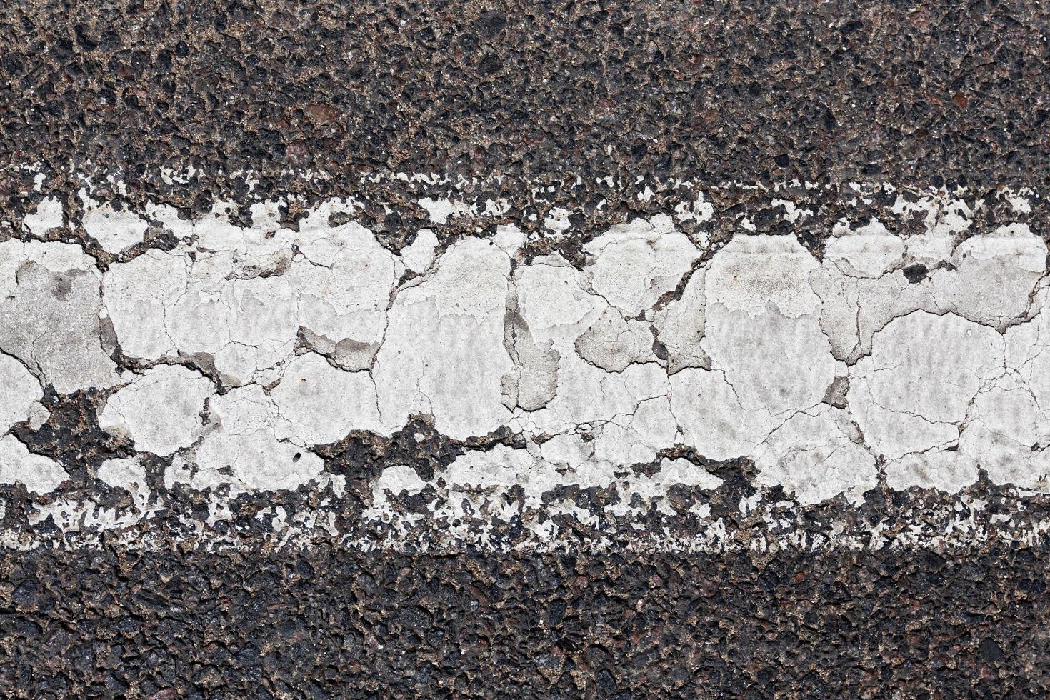 asphaltierte Straße mit weißen Fahrbahnmarkierungen foto