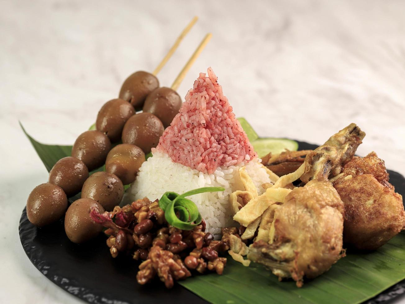 tumpeng merah putih foto